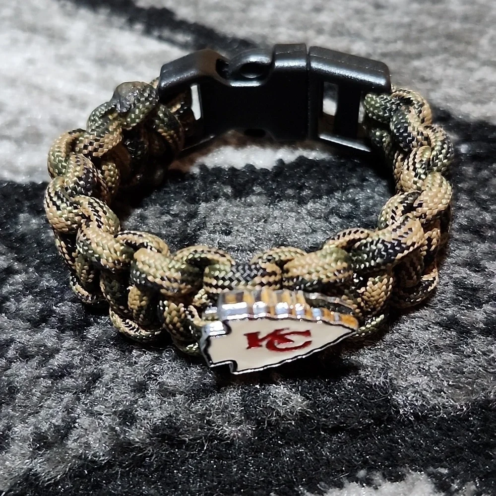 KIDS KANSAS CITY CHIEFS ARROWHEAD CAMO PARACORD SURVIVAL BRACELET UNISEX